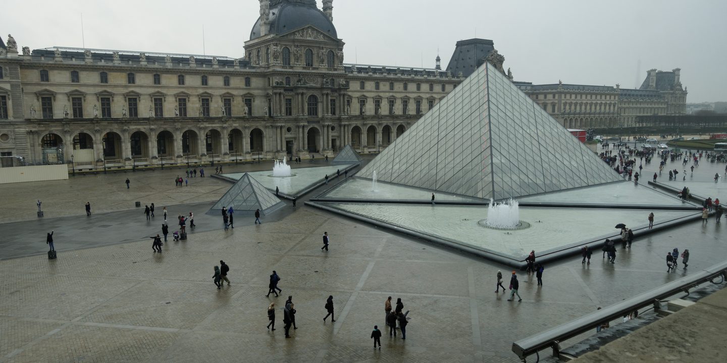 Façade du Musée du Louvre depuis la place Carrousel, à 6 minutes à pied de l'institut You Rêve