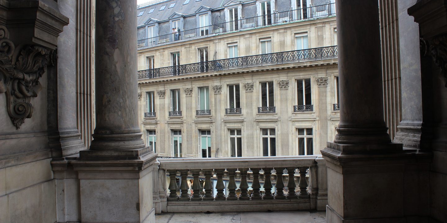 Façade du Palais Garnier, opéra de Paris conçu par Charles Garnier, à 10 minutes à pied de l'institut You Rêve