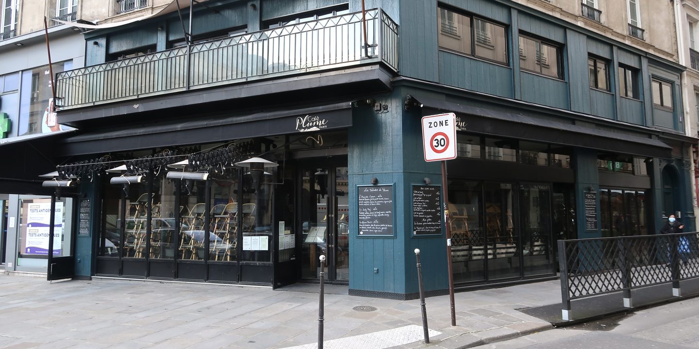 Rue Saint-Honoré, façades haussmanniennes et boutiques de luxe, à 2 minutes de l'institut You Rêve
