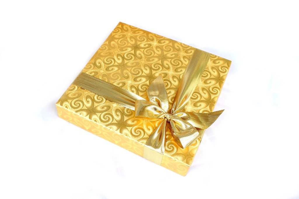 Coffret cadeau doré élégant — symbolise la carte cadeau You Rêve Paris
