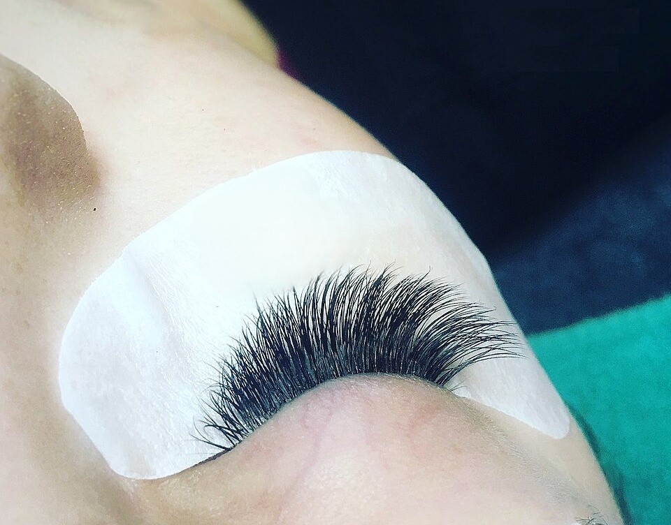 Extensions de cils volume russe, œil avec patch de pose — résultat fourni et léger, You Rêve Paris