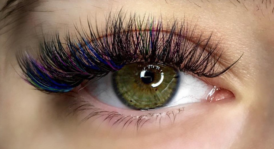 Regard intense, œil vert avec extensions de cils — beauté du regard You Rêve Paris