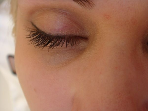 Œil fermé, cils naturels recourbés après rehaussement kératine — You Rêve Paris