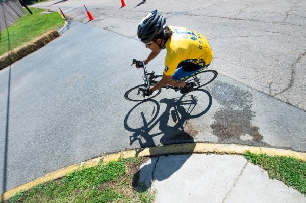 Cycliste en maillot jaune, couleur emblématique du Tour de France 2026