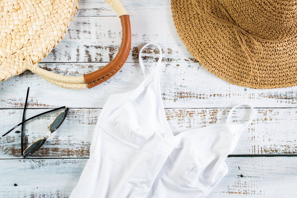 Chapeau de paille sur la plage en été — l'ambiance vacances des aoûtiens qui quittent Paris
