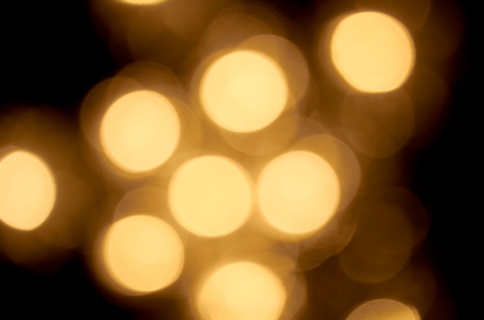 Lumières dorées bokeh célébration — ambiance cadeau You Rêve Paris