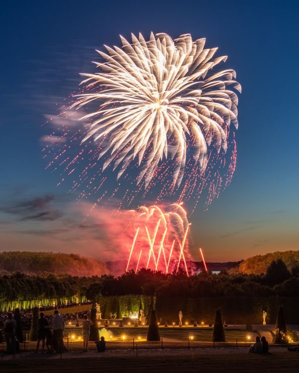 Feux d'artifice de célébration — ambiance Réveillon 2026 pour ongles scintillants, Paris