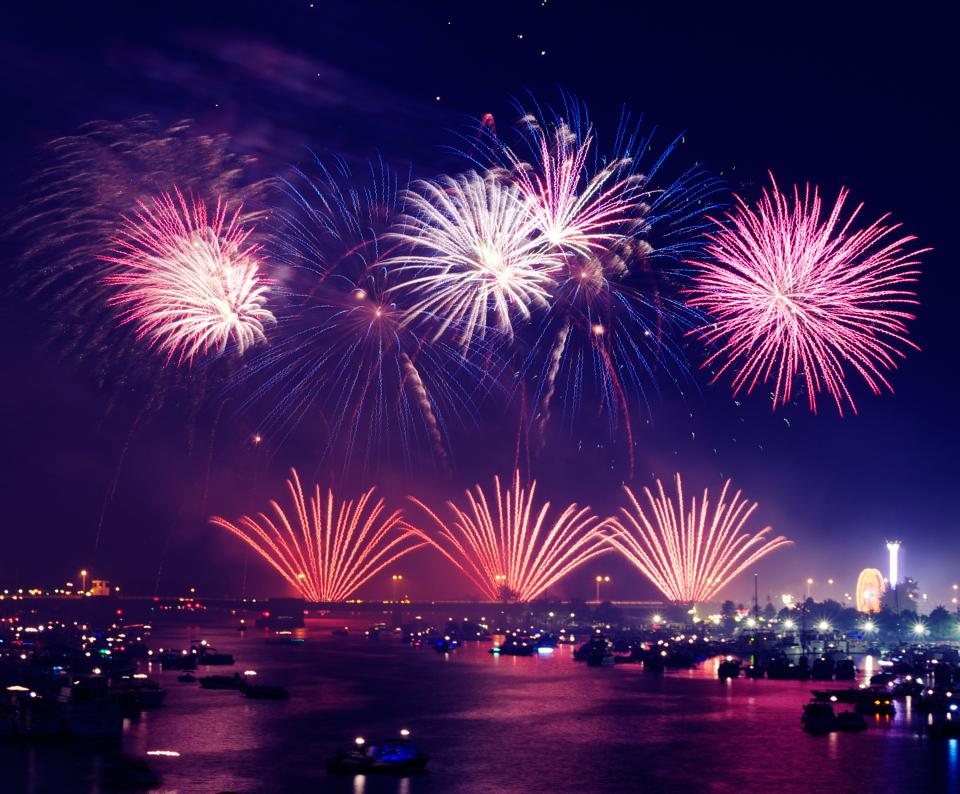 Feux d'artifice roses sur ville — Réveillon 2026 Paris, ongles chrome et paillettes