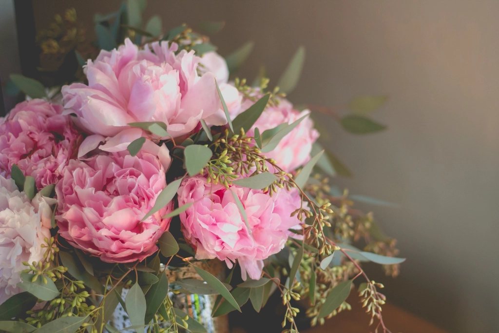 Vibrant pink peony bouquet for a Riviera wedding, August 2026 — You Rêve Paris