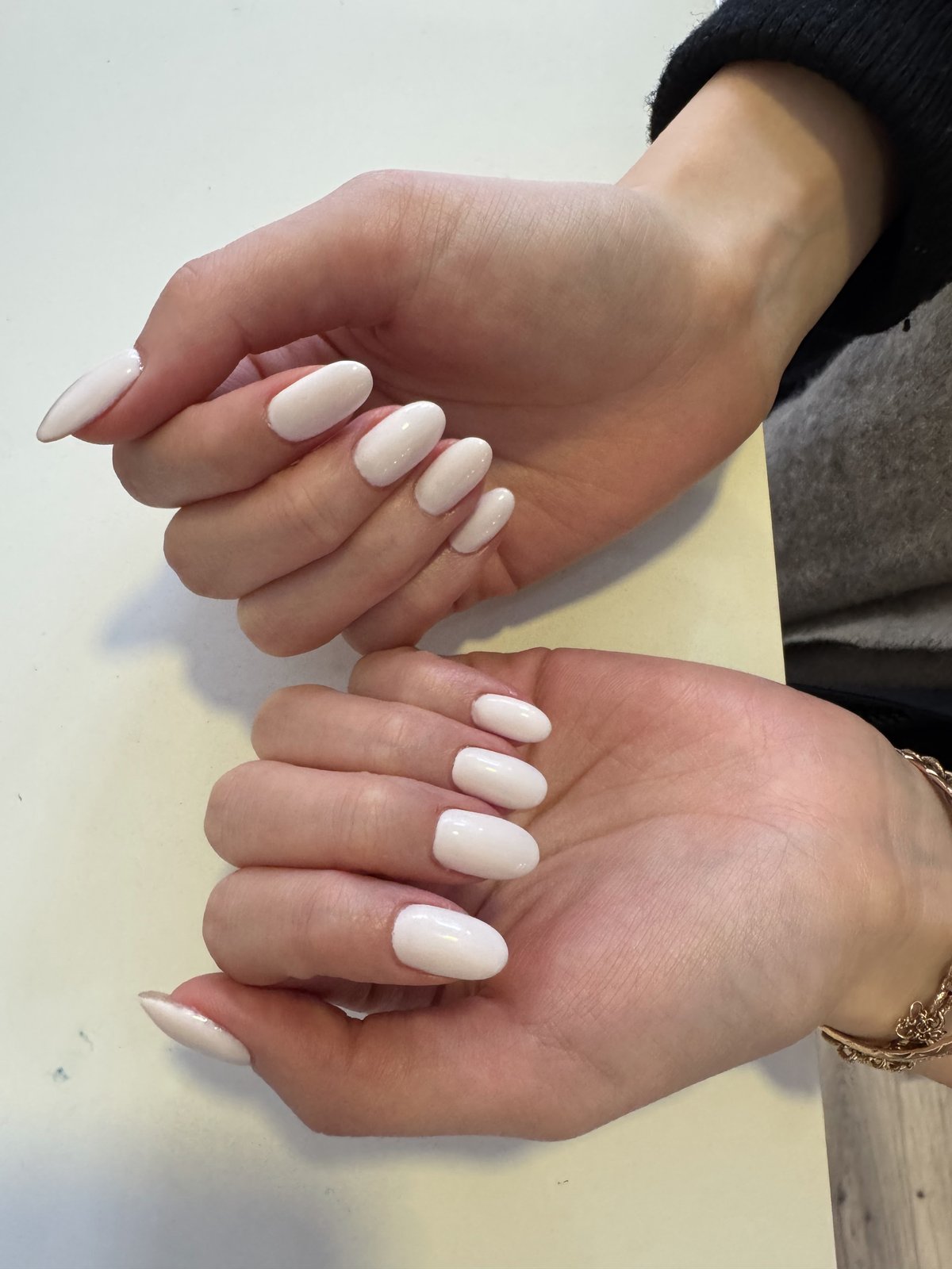 Blanc laiteux, ongles amande — You Rêve Paris