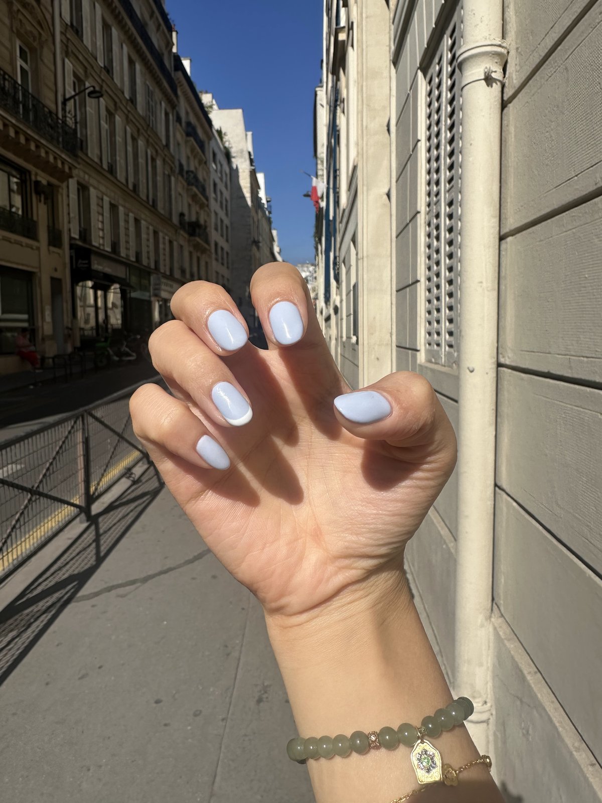 Bleu ciel, ongles ronds, dans une rue de Paris — You Rêve Paris