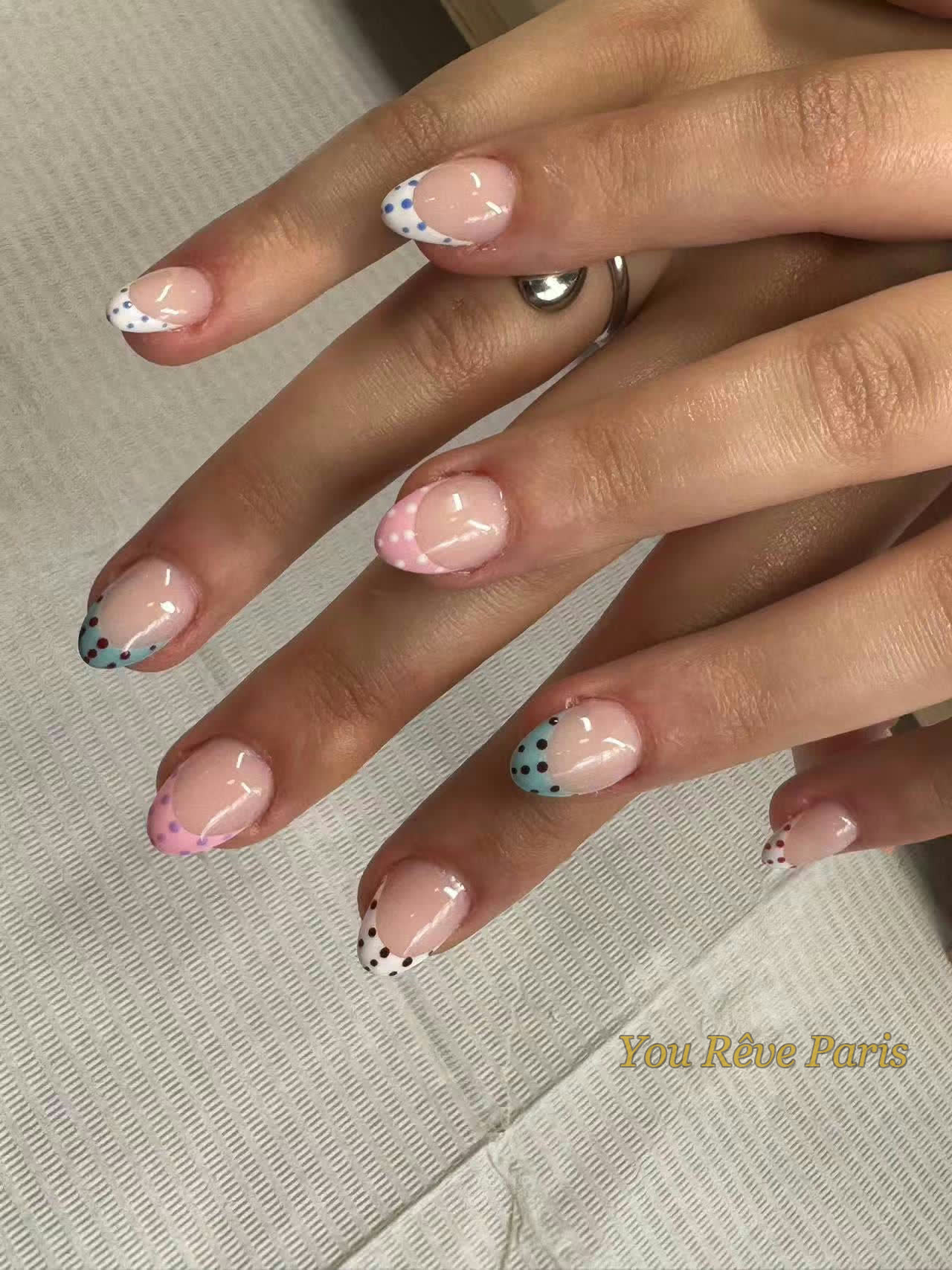 French pastel à pois — manucure légère et élégante idéale pour l'été, You Rêve Paris