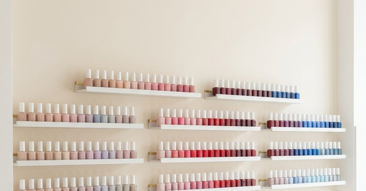 Mur de vernis You Rêve Paris – large palette de couleurs OPI sur étagères blanches en institut Paris 1er