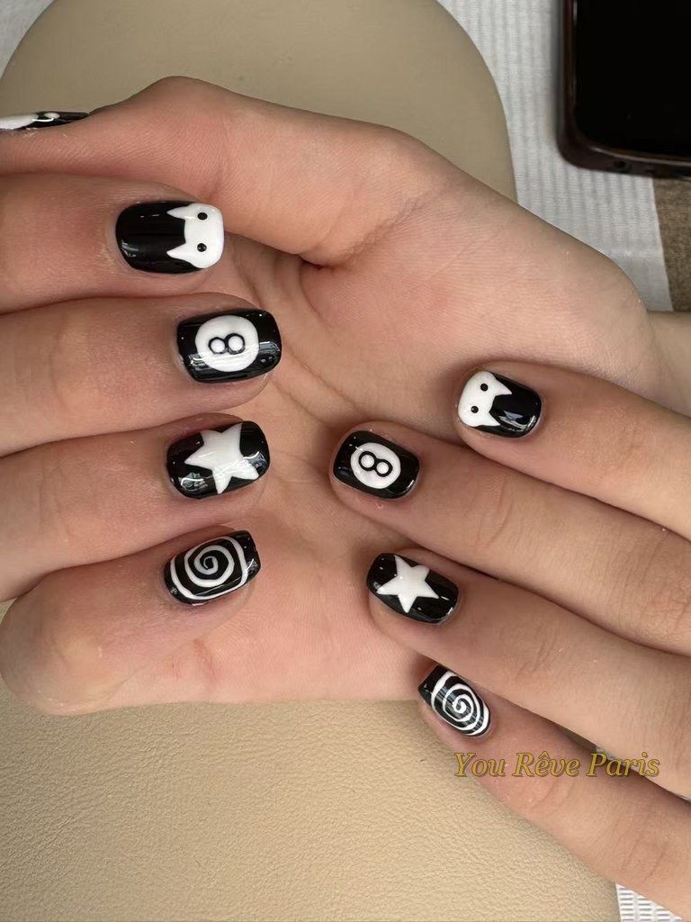 Nail art Y2K noir et blanc You Rêve Paris