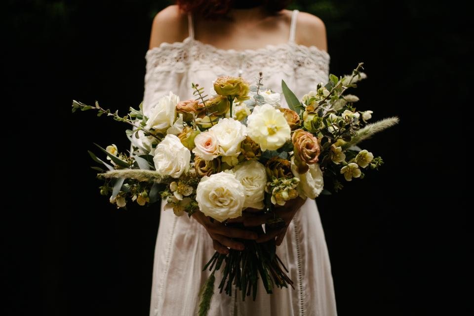Bouquet de mariée ivoire sur fond sombre — routine mariée mariage civil été 2026 You Rêve Paris