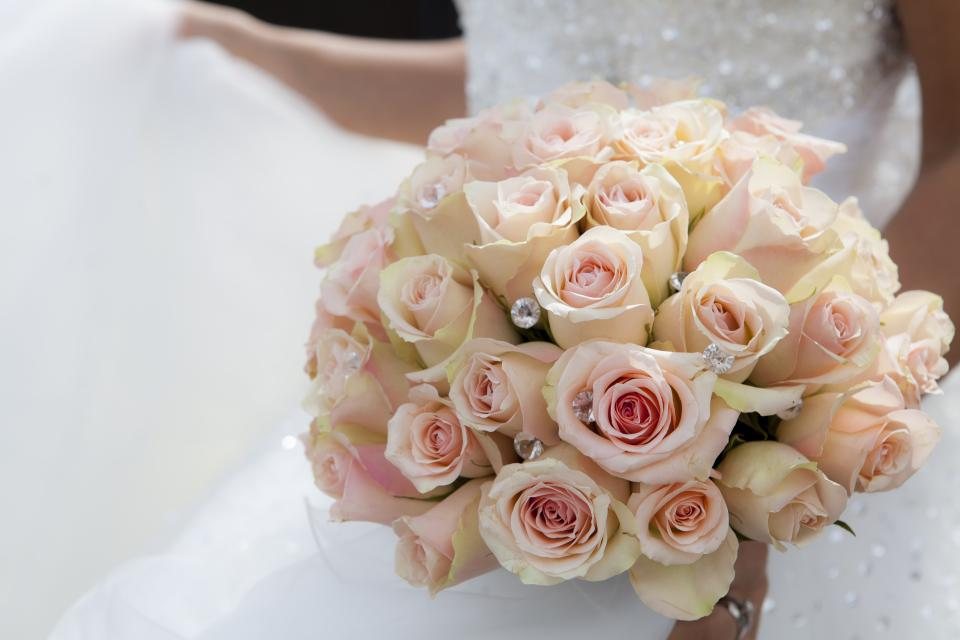 Bouquet de mariée roses champagne et rose pâle — préparation mariage printemps You Rêve Paris