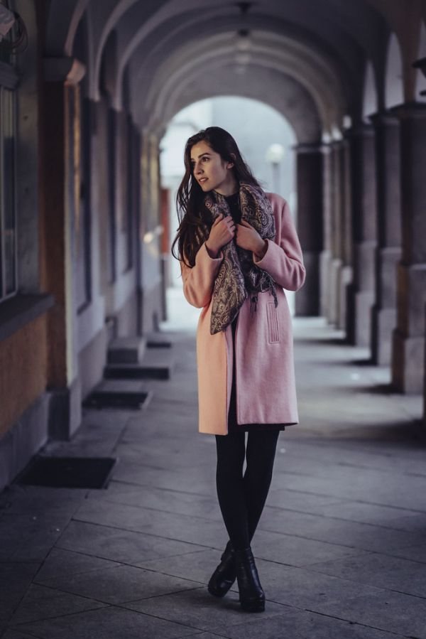 Parisienne élégante en street style automne — look invitée Fashion Week Paris