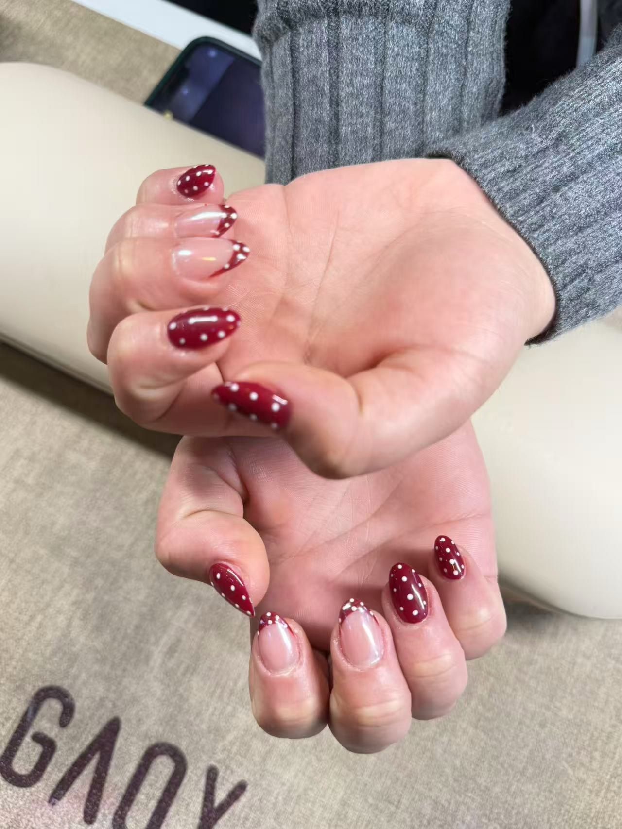 Nail art bordeaux à pois blancs, ongles en amande — You Rêve Paris