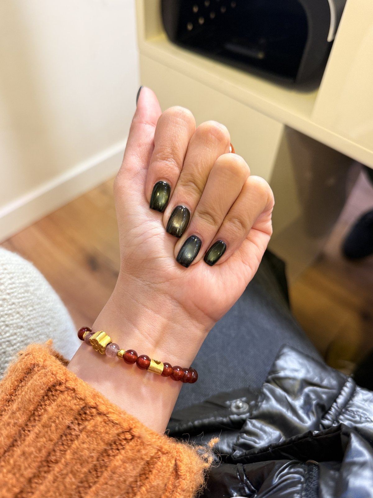 Nail art cat eye vert sapin, effet magnétique, ongles courts — You Rêve Paris