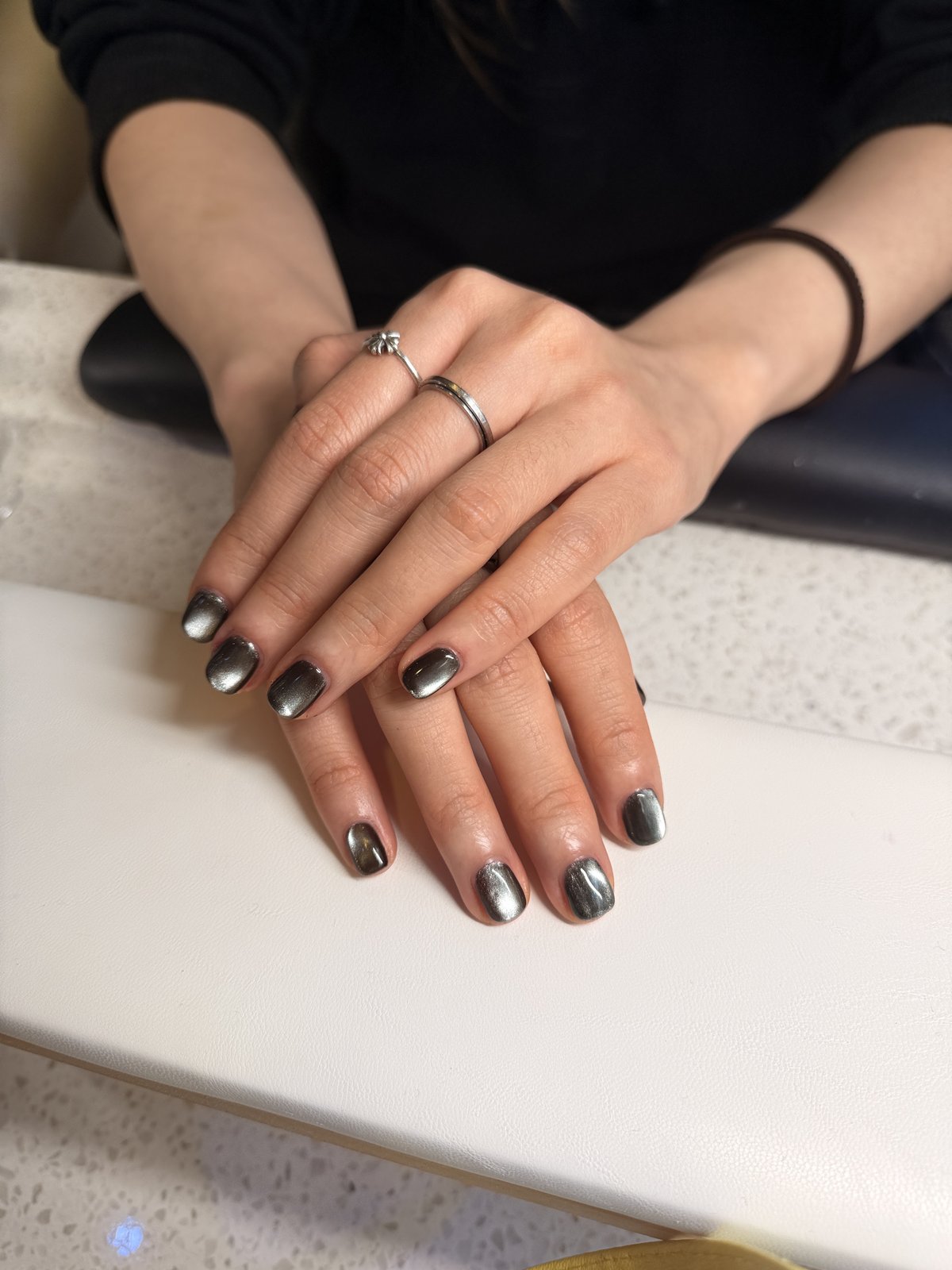Nail art chrome argent sur base foncée, ongles courts — You Rêve Paris