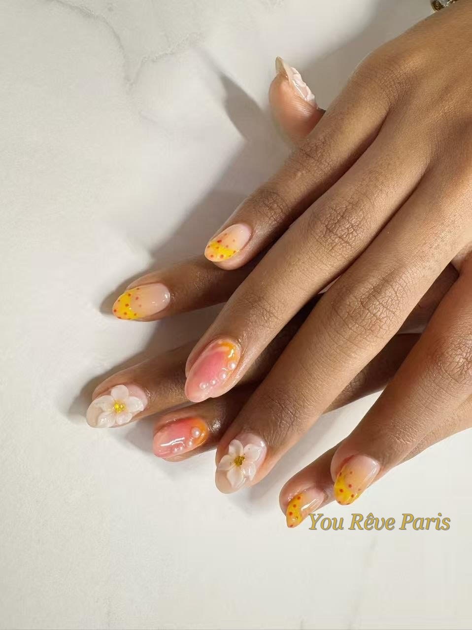 Nail art design été sur extensions posées chez You Rêve Paris — ongles parfaits pour les vacances