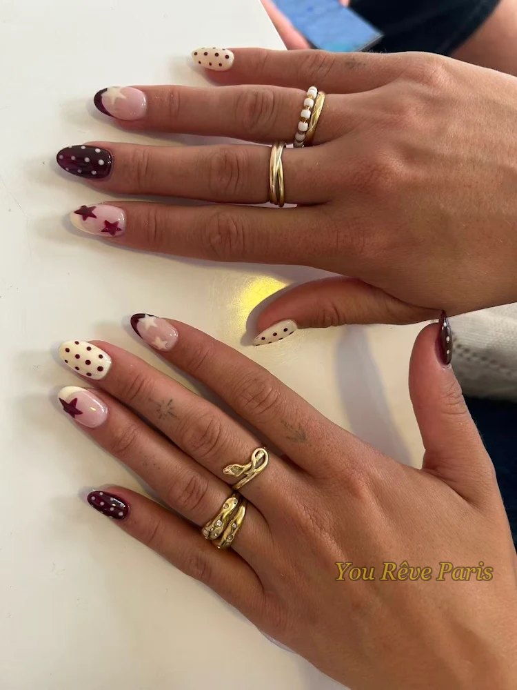 Nail art étoiles et pois bordeaux sur extensions d'ongles You Rêve Paris