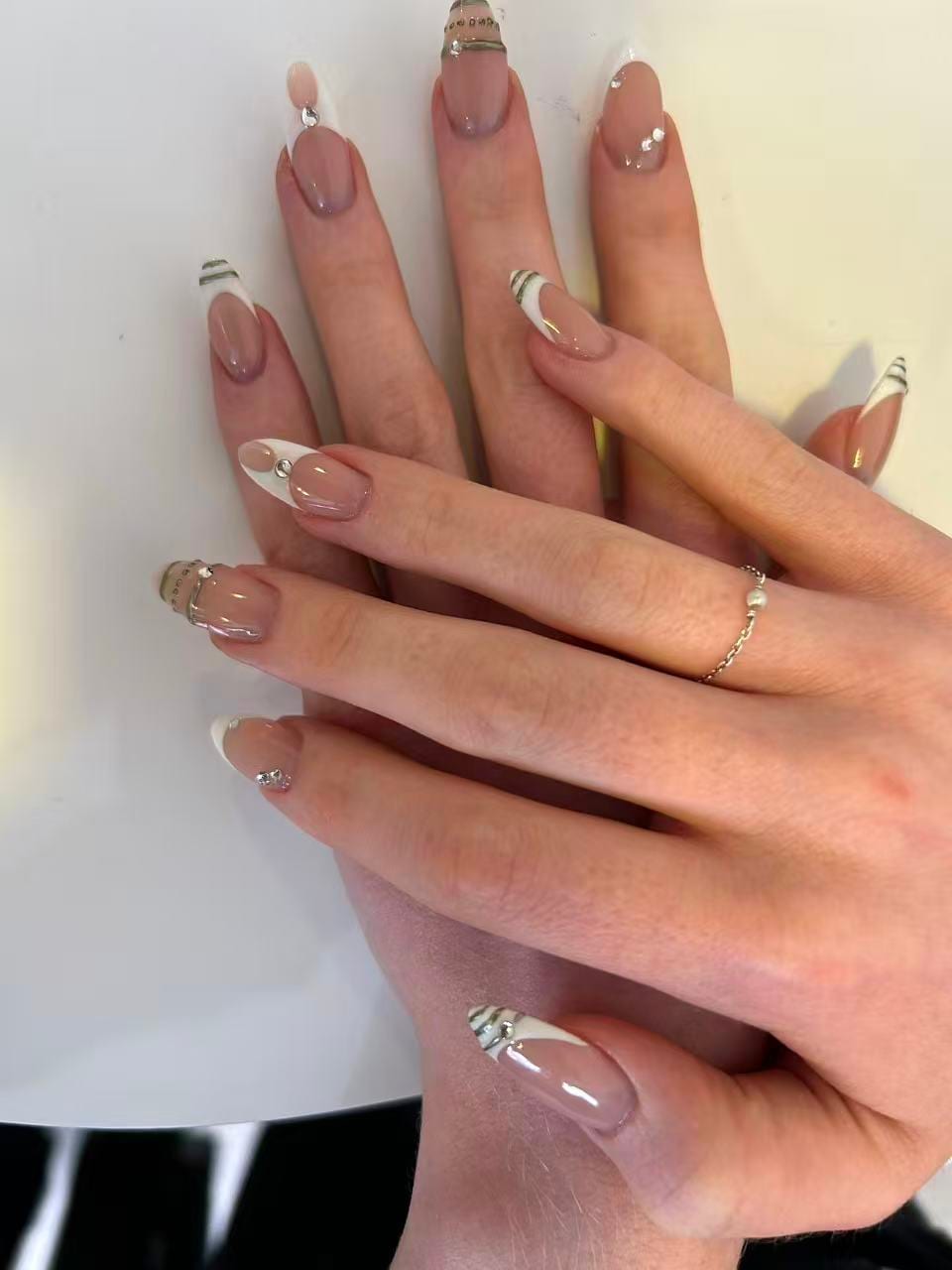 Nail art french nude et blanche, lignes argent et strass — You Rêve Paris