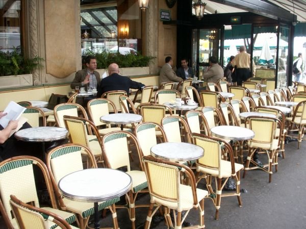 Terrasse de café parisienne — Paris 1er, quartier idéal pour combiner sortie et soin beauté chez You Rêve