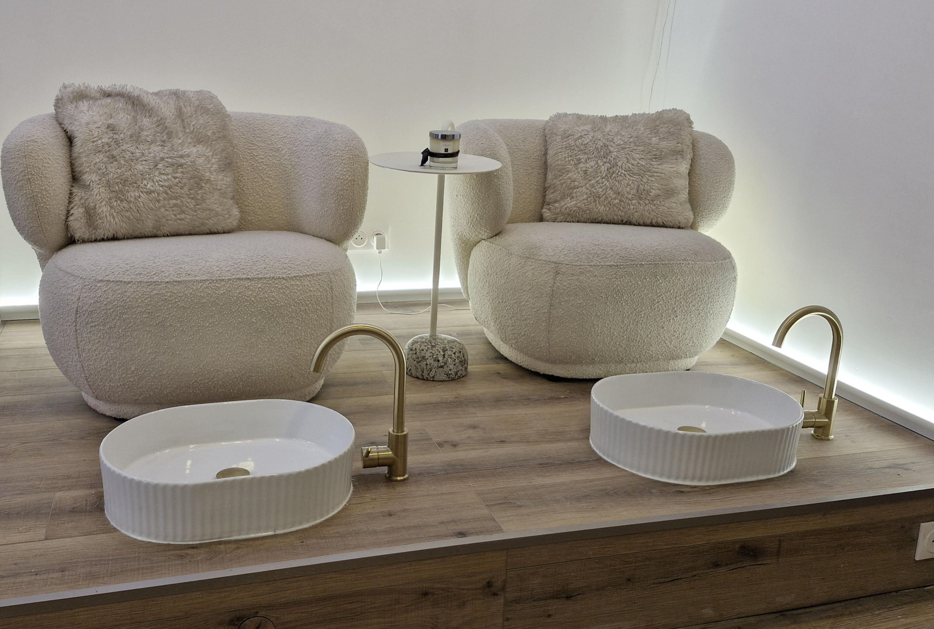 Salon interior – Pedicure podium