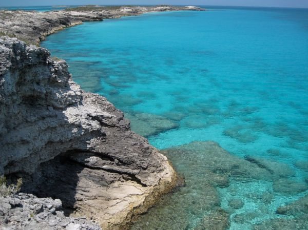 Crique turquoise et rochers — inspiration pour les designs nail art vagues et mer, Paris