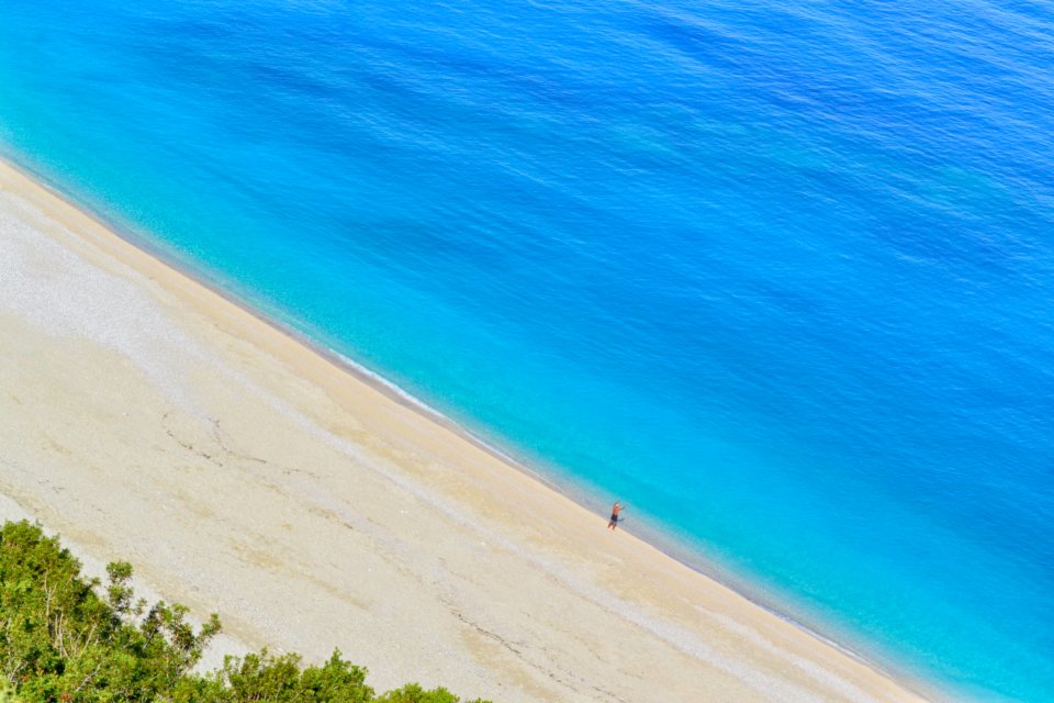 Plage mer turquoise sable fin — destination estivale 2026