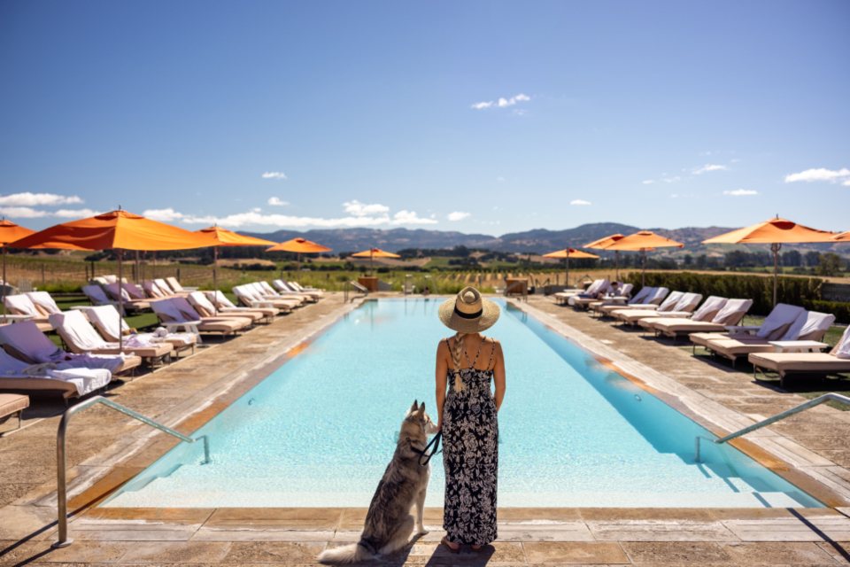 Femme au chapeau piscine luxe — détox post-été ongles au naturel You Rêve Paris août 2026