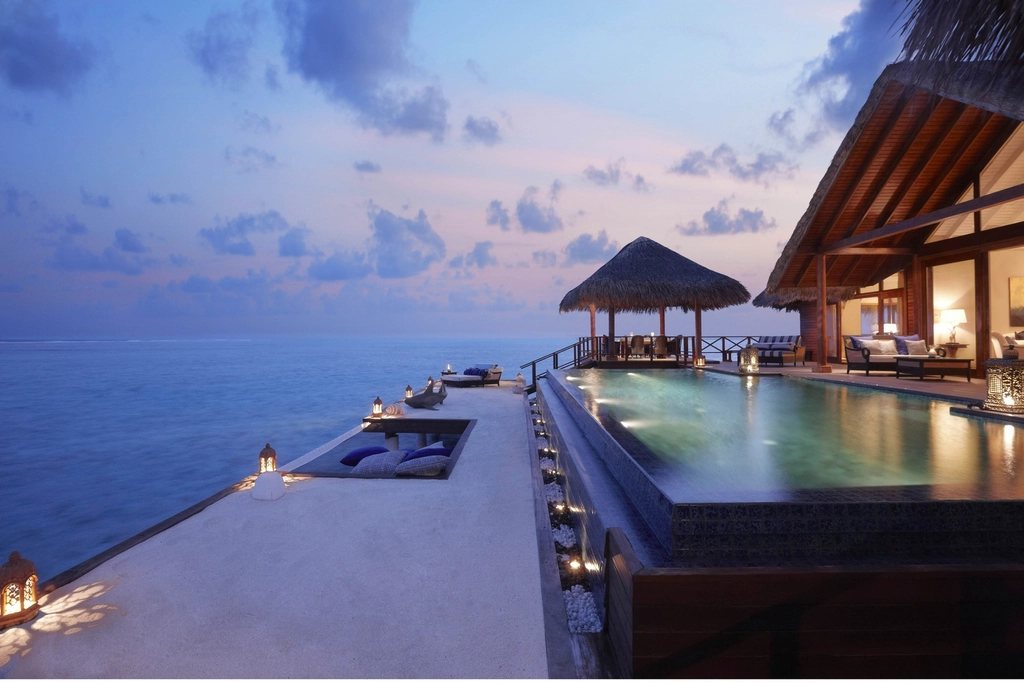 Piscine infinity luxe vue mer — préparer son corps pour l'été avec une épilation régulière dès le printemps