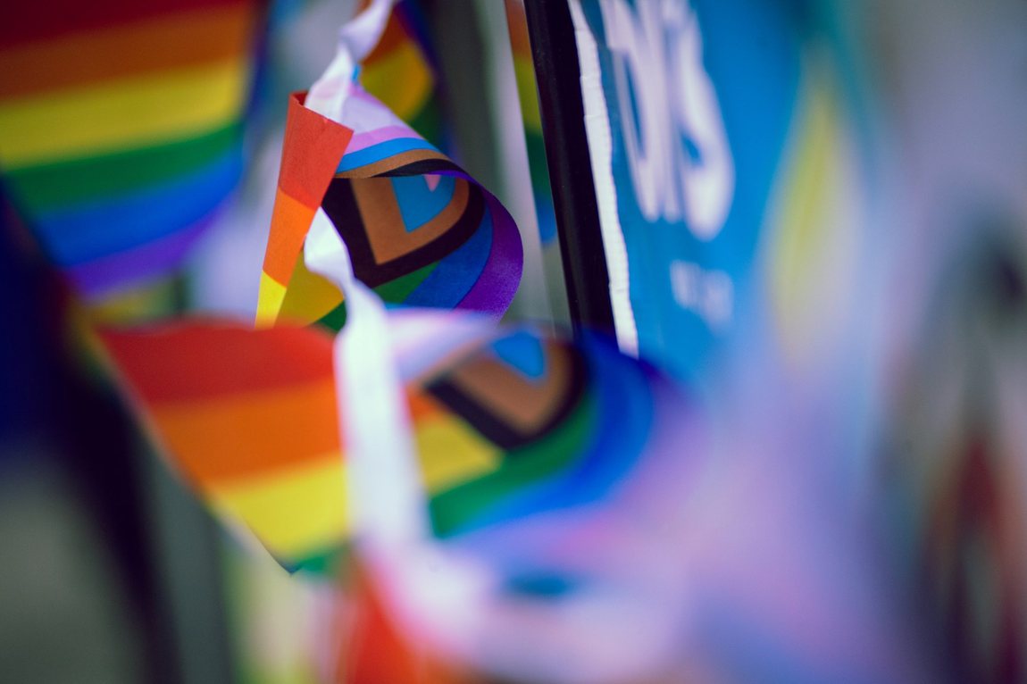Drapeau arc-en-ciel coloré — inspiration couleurs vives manucure Mardi gras carnaval Paris