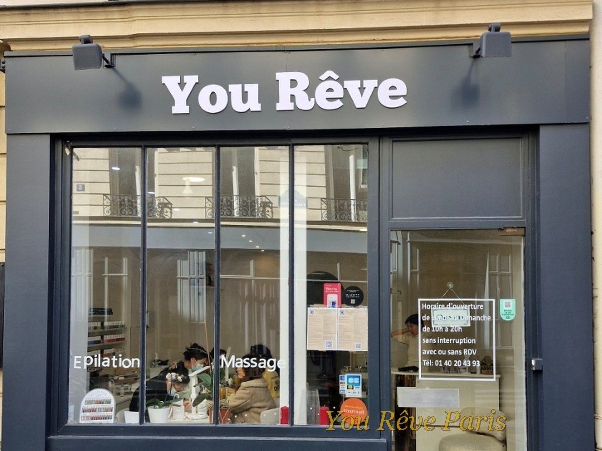 Devanture gris anthracite de l'institut You Rêve, 7 rue d'Argenteuil à Paris 1er, avec l'affichage des horaires du lundi au dimanche de 10 h à 20 h