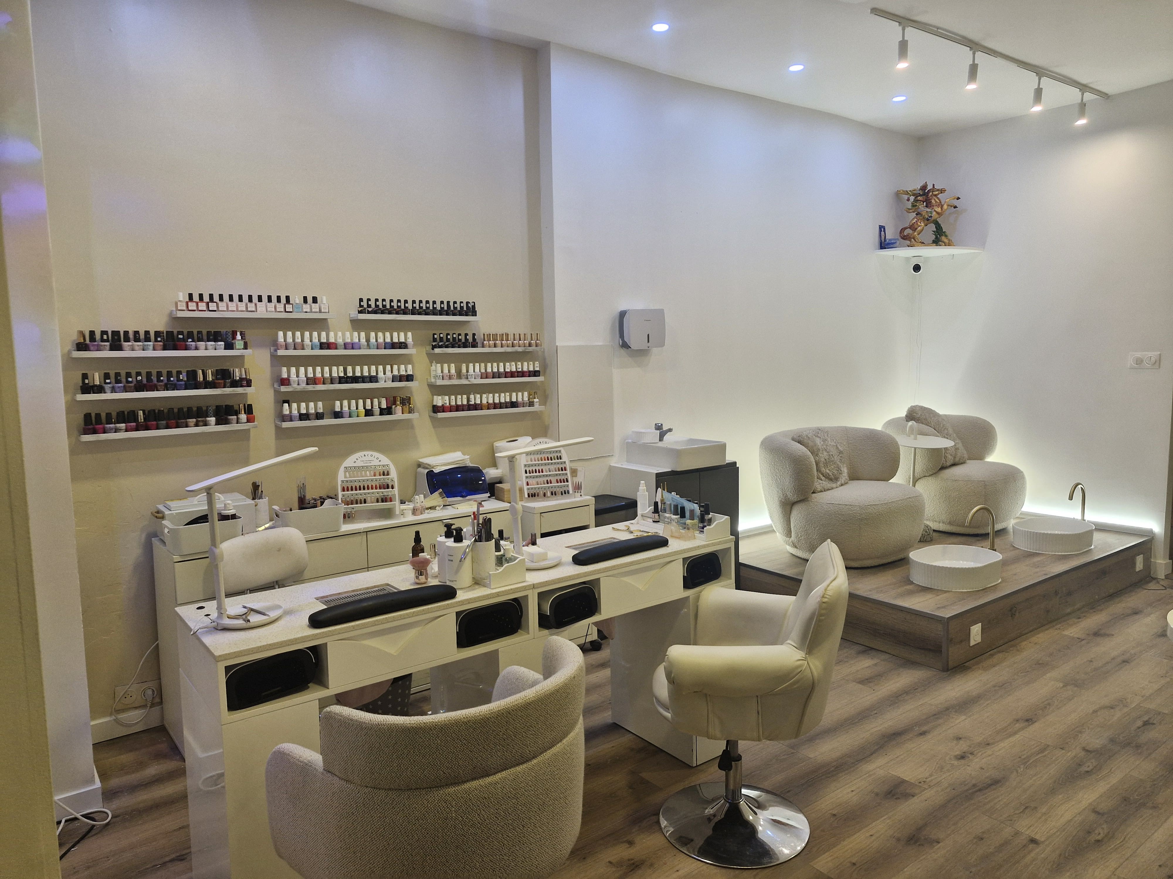 Salon interior – Full salon view