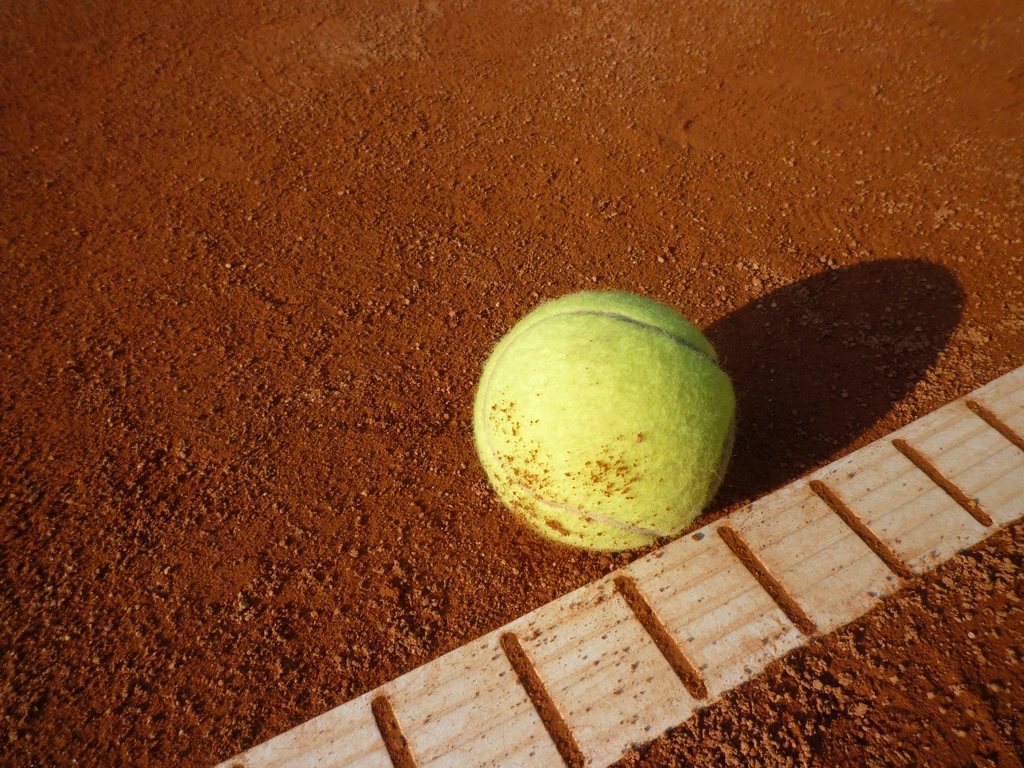 Balle tennis sur terre battue Roland-Garros — finale dimanche 7 juin 2026