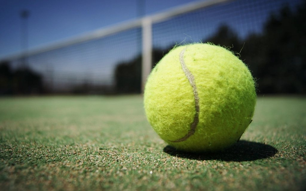 Balle de tennis sur gazon Wimbledon — vert pelouse référence pour l'accent OPI You Rêve Paris